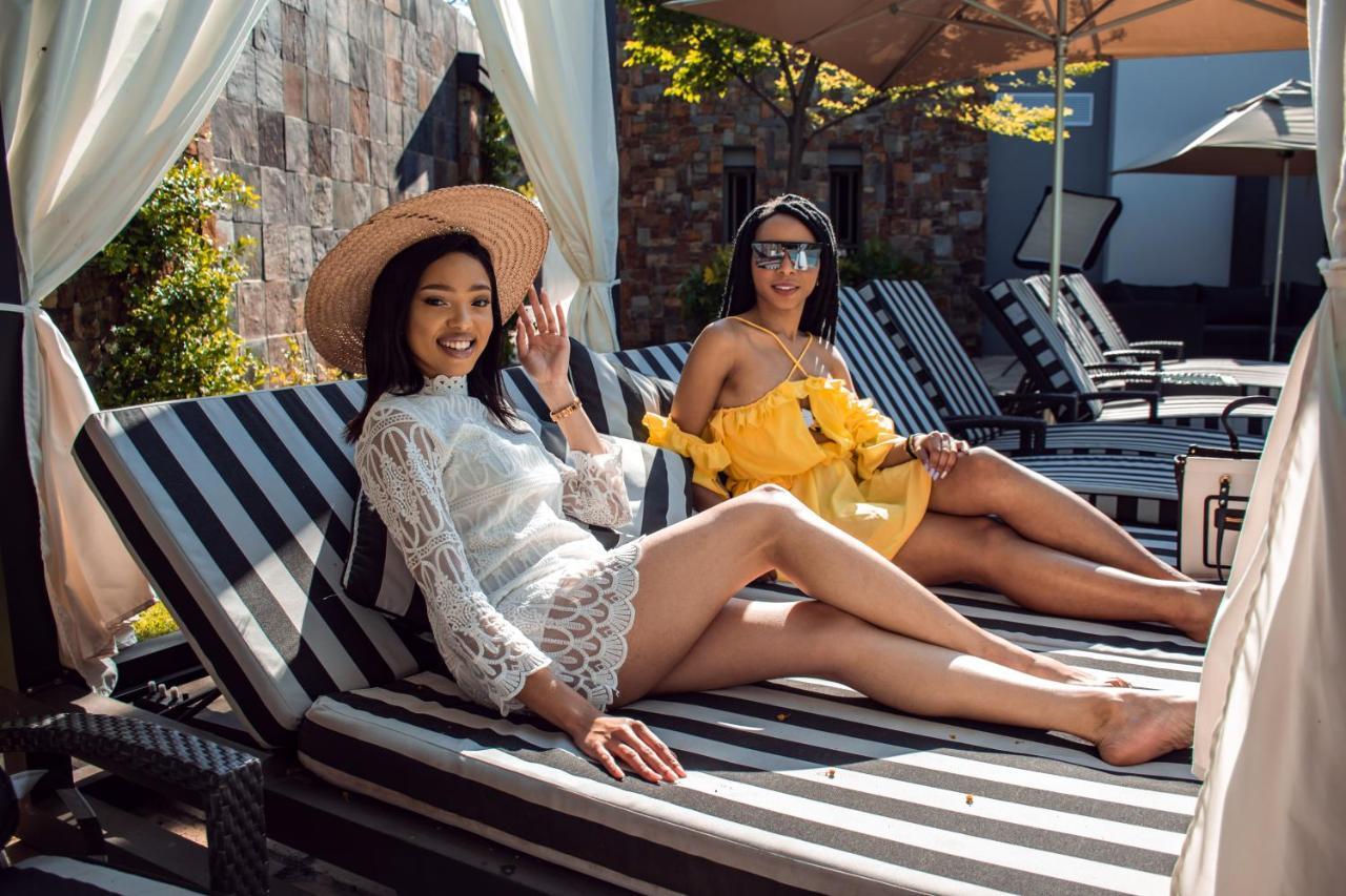 Seven Villa Hotel & Spa โจฮันเนสเบิร์ก ภายนอก รูปภาพ Two women sunbathing