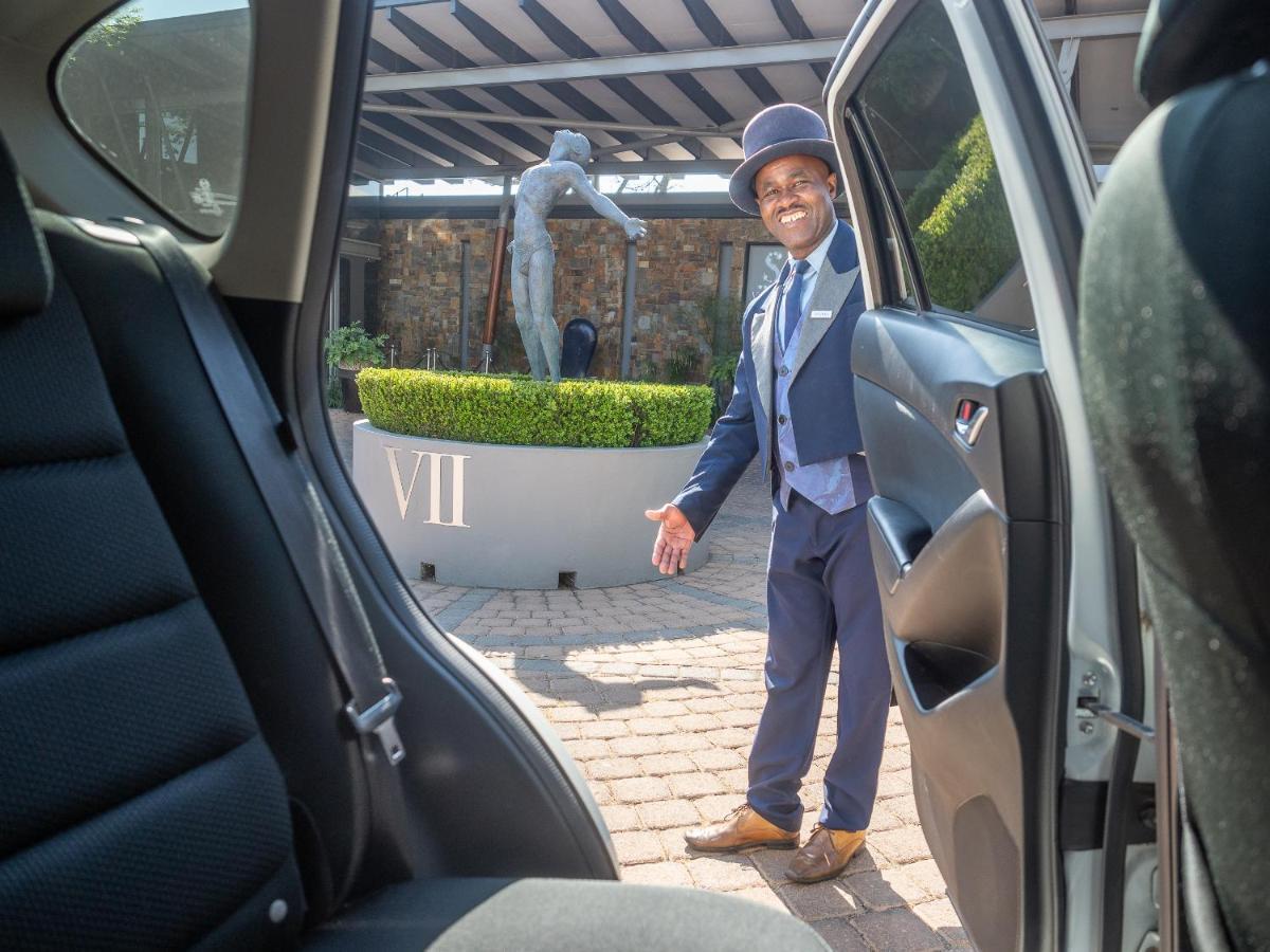 Seven Villa Hotel & Spa โจฮันเนสเบิร์ก ภายนอก รูปภาพ A chauffeur opening a car door