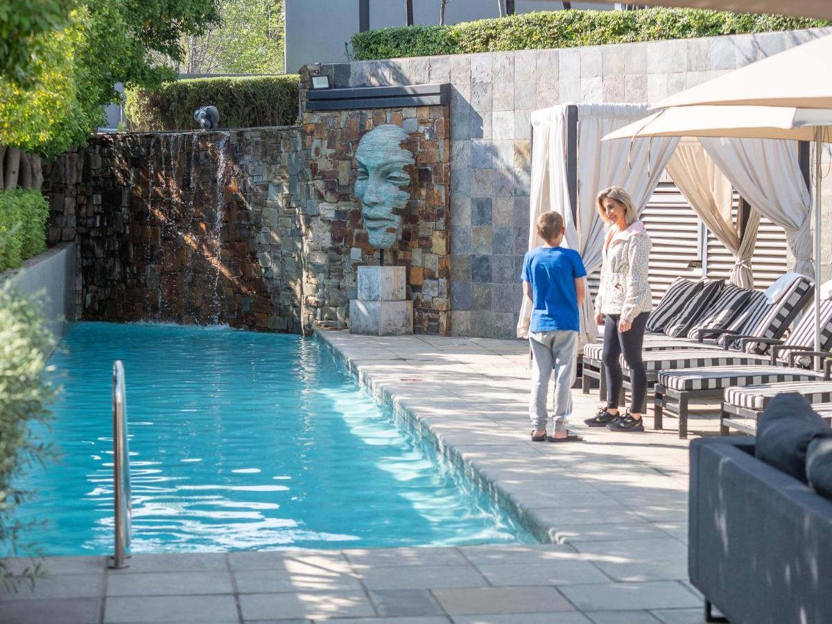 Seven Villa Hotel & Spa โจฮันเนสเบิร์ก ภายนอก รูปภาพ The pool at the Hotel