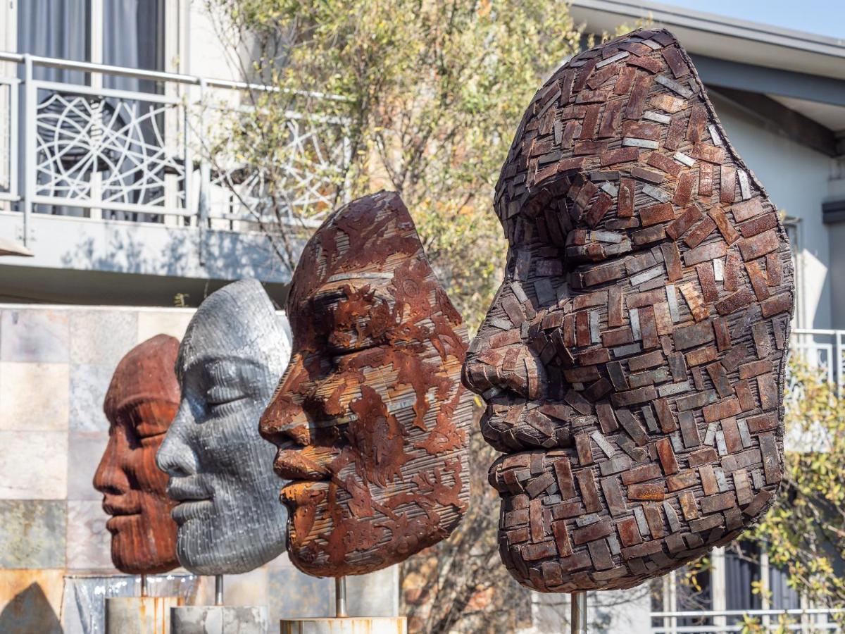 Seven Villa Hotel & Spa โจฮันเนสเบิร์ก ภายนอก รูปภาพ Sculpture in the town of San Juan de Aznalfarache