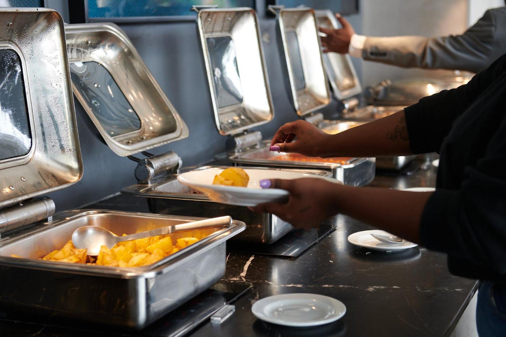Seven Villa Hotel & Spa โจฮันเนสเบิร์ก ภายนอก รูปภาพ A self-service buffet