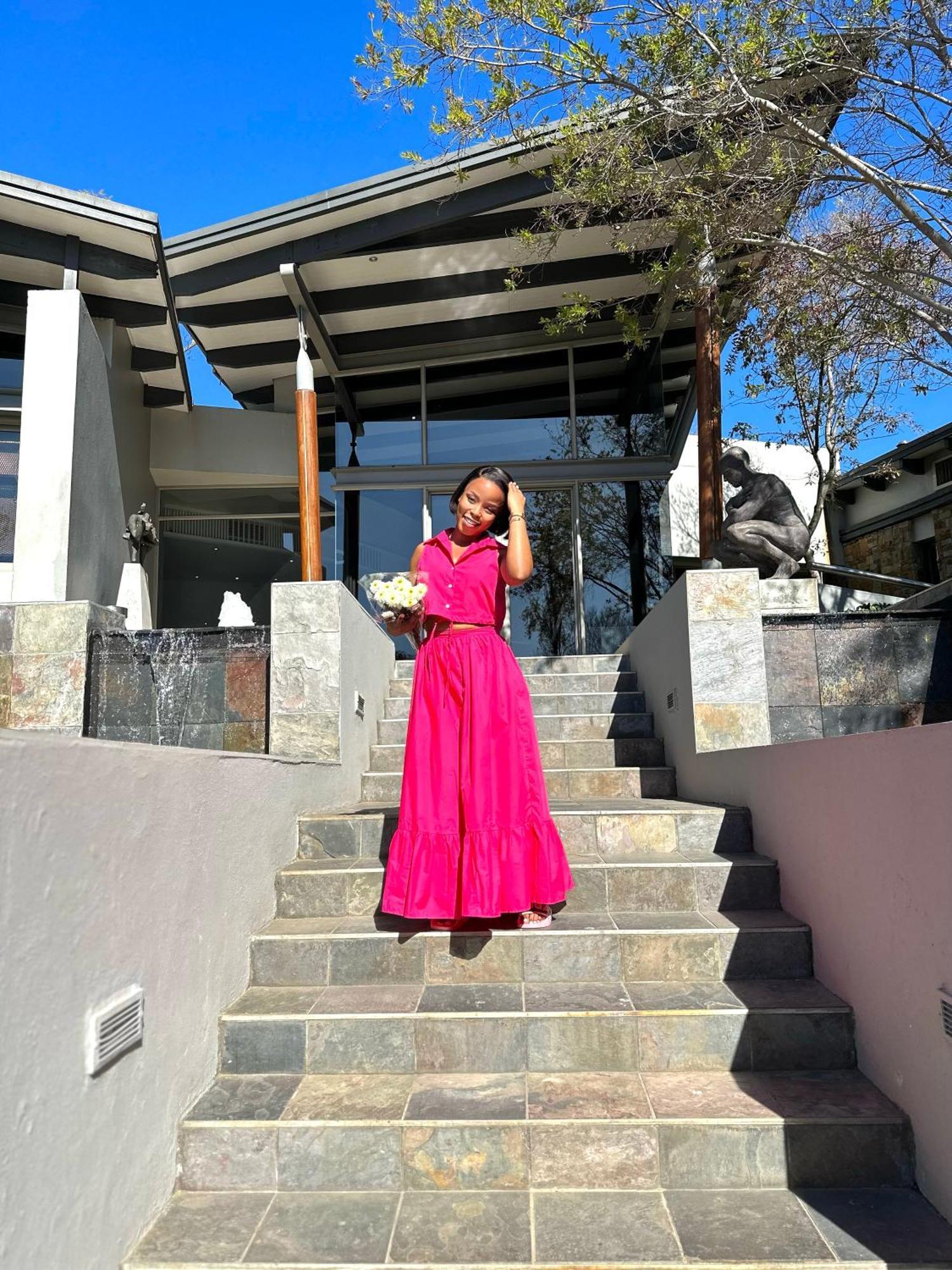 Seven Villa Hotel & Spa โจฮันเนสเบิร์ก ภายนอก รูปภาพ A woman wearing a pink dress